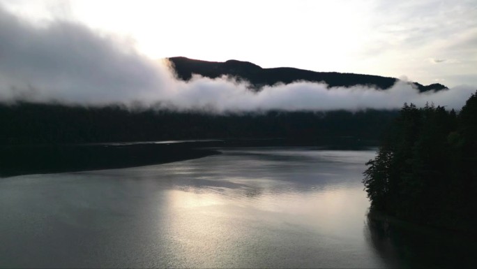 美国华盛顿州沃特科姆县一个雾蒙蒙的早晨，无人机拍摄的沃特科姆湖上空的画面