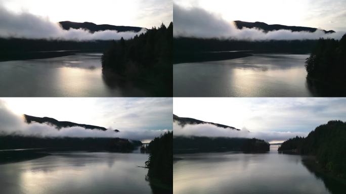 美国华盛顿州沃特科姆县一个雾蒙蒙的早晨，无人机拍摄的沃特科姆湖上空的画面