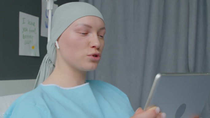微笑的癌症病人与她的朋友通过视频通话聊天