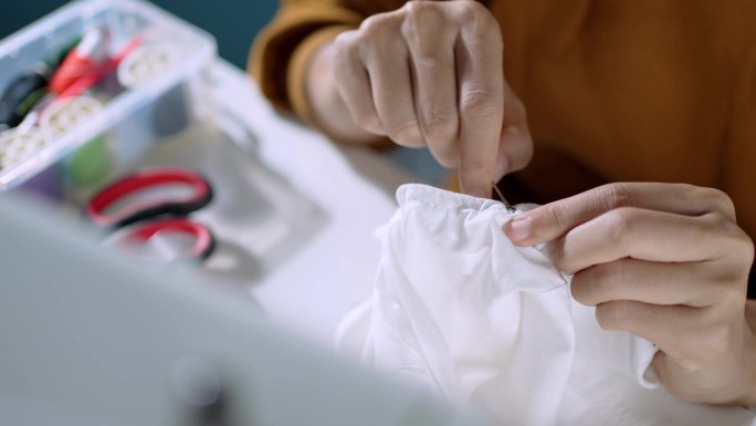编码，女裁缝用电动缝纫机缝制