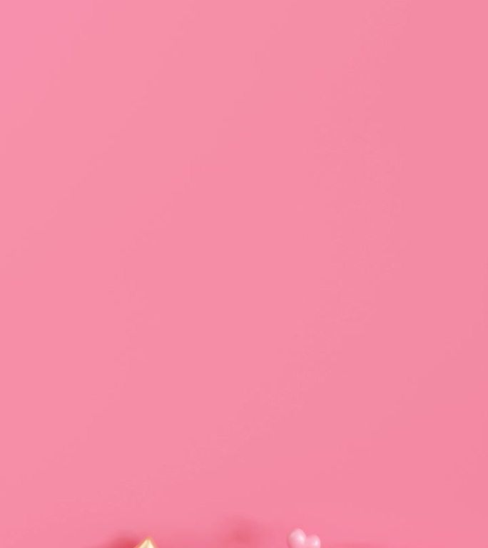 粉红色的背景与心，星星，复制空间。这是一个女孩的动画背景，文字空白。婴儿派对或生日邀请，派对。女婴出