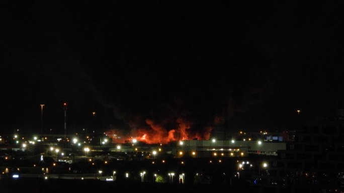 静态拍摄的化工厂着火，浓烟滚滚的夜晚