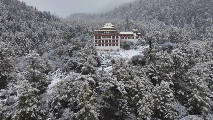 甘孜川西稻城亚丁冲古寺雪景航拍