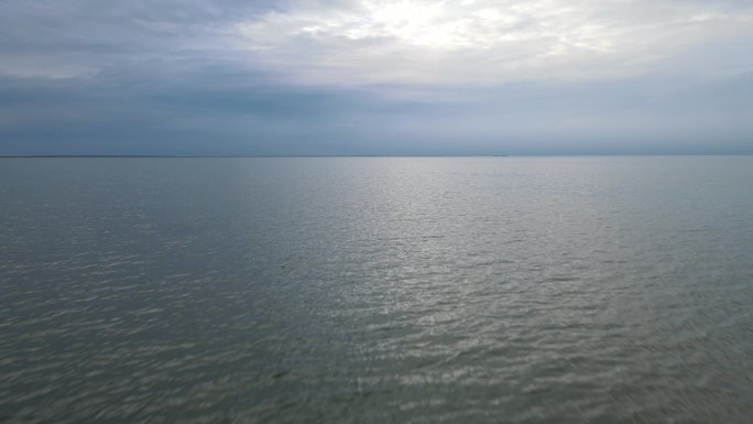 青海湖贴湖面飞行视频素材