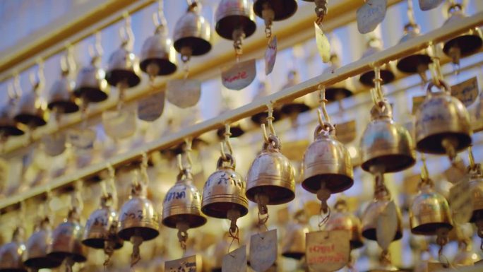 泰国一座佛教寺庙里的一排迷你金铃。