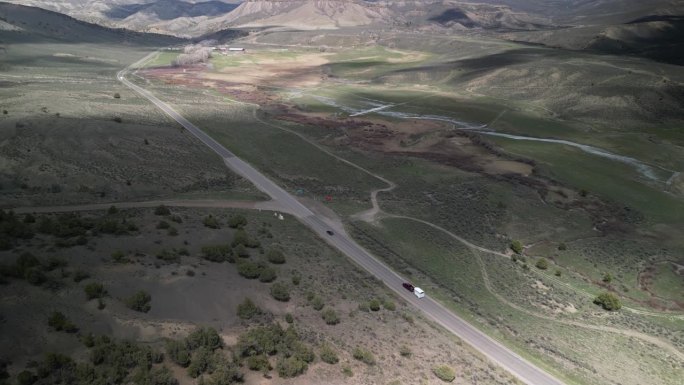 在科罗拉多州沃尔科特附近的落基山脉131号高速公路上行驶的汽车的航拍照片