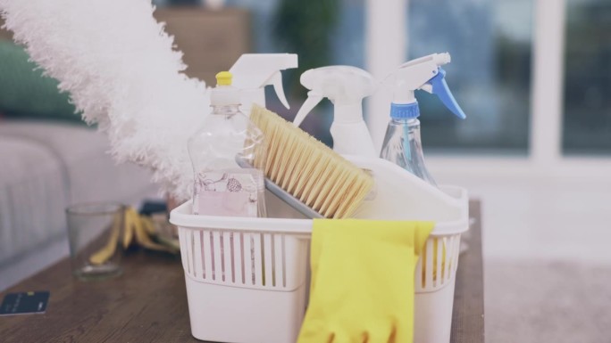 清洁，产品和设备与篮子在客厅的卫生，保洁和细菌。工具，卫生和消毒用化学品在公寓的家清洁，女佣和洗涤剂