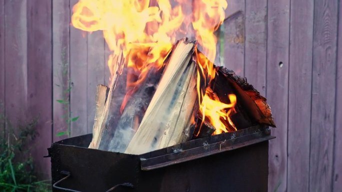 用松木烧煤。烤架上的火焰很旺。在烤架上烧柴。烤架上的火在燃烧。
