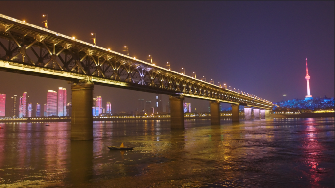 武汉长江大桥夜景火车行驶