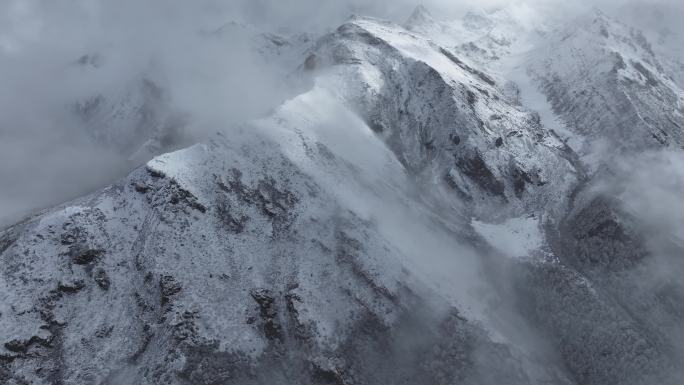 云雾雪山航拍