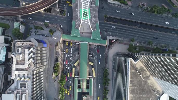 曼谷市中心现代办公大楼和防弹少年团轻轨的鸟瞰图
