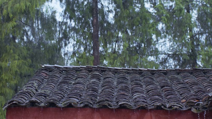 农村瓦屋雨天屋檐滴水