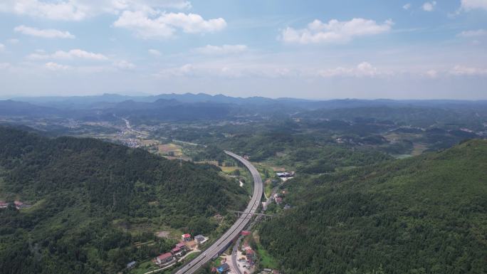 大山中的高速公路交通航拍