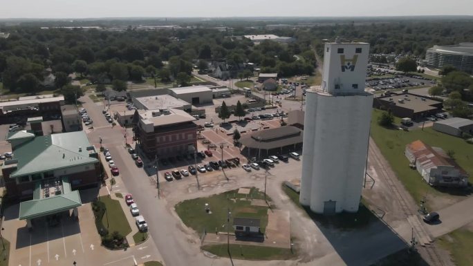 俄克拉何马州断箭市中心的无人机全景图