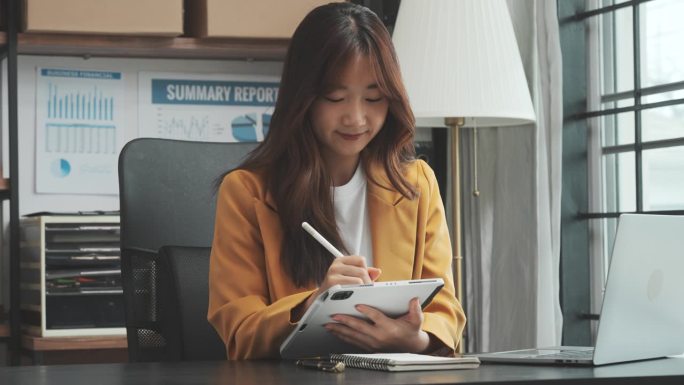 可爱的亚洲韩国商业女性作为MBA应届毕业生没有经验的工作和职业机会，远程在线工作，看到详细的工作要求