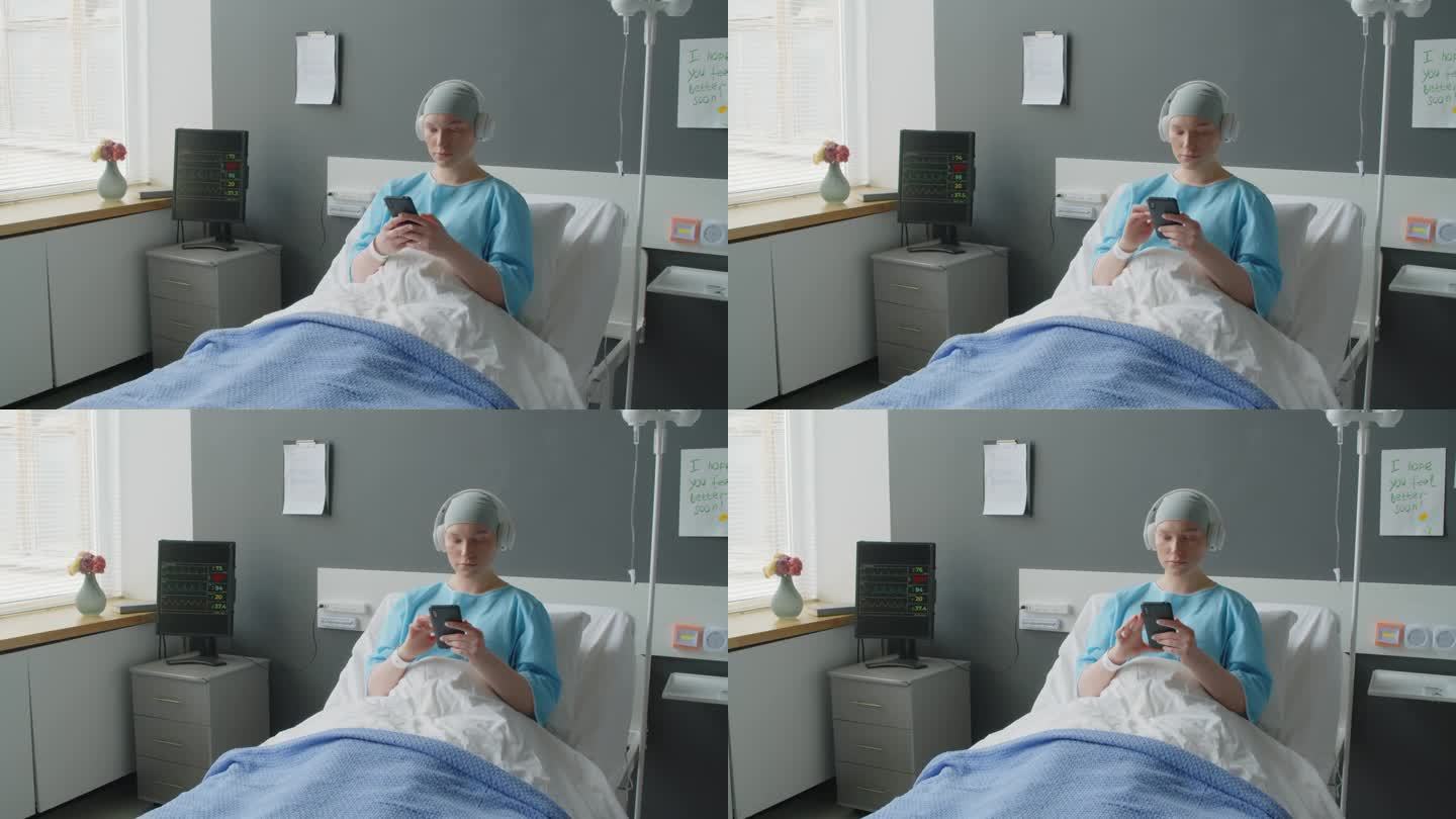 一名癌症妇女在医院病房戴着耳机听音乐
