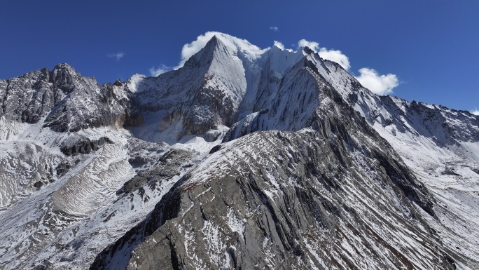 壮丽巍峨大气雄伟雪山航拍