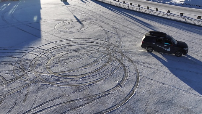 汽车雪地飘移