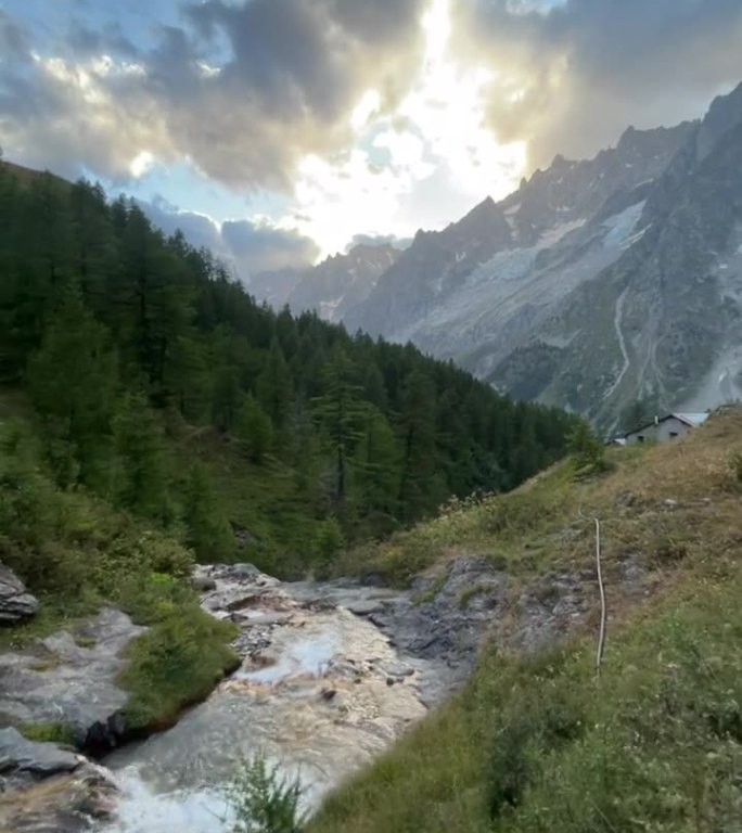 意大利阿尔卑斯山脉勃朗峰上的登山步道