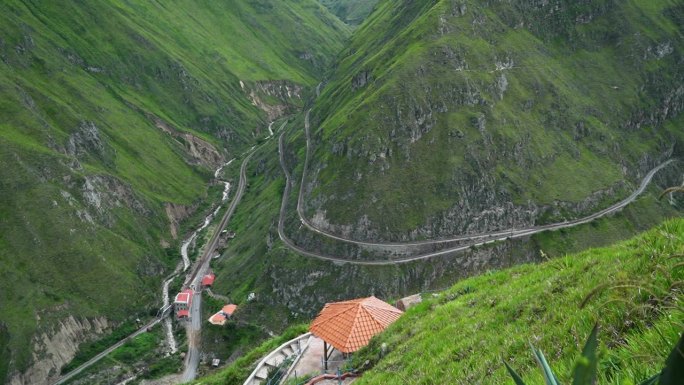 魔鬼的鼻子，是厄瓜多尔安第斯山脉的一条著名的铁路，非常陡峭，它必须在山上蜿蜒而上，然后进入死角，南美