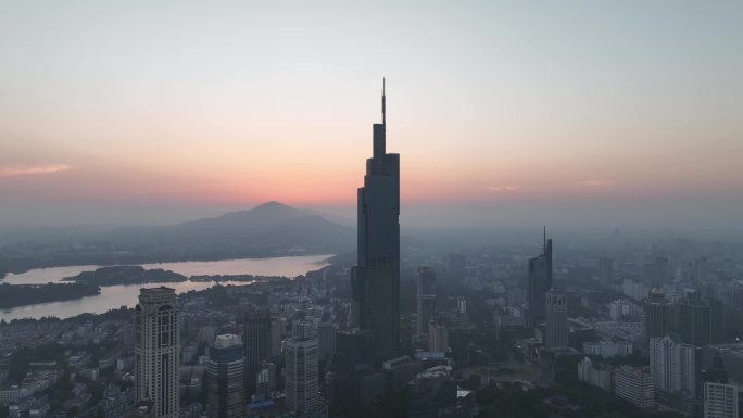 日出时分的江苏南京紫峰大厦玄武湖航拍