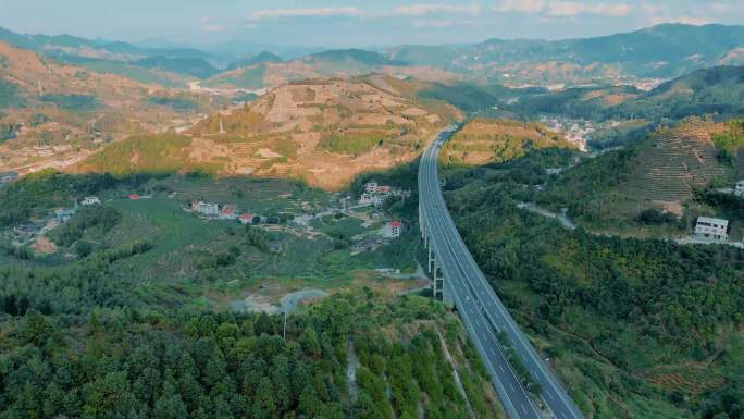 山川小镇以及横梗在大山间的高速公路