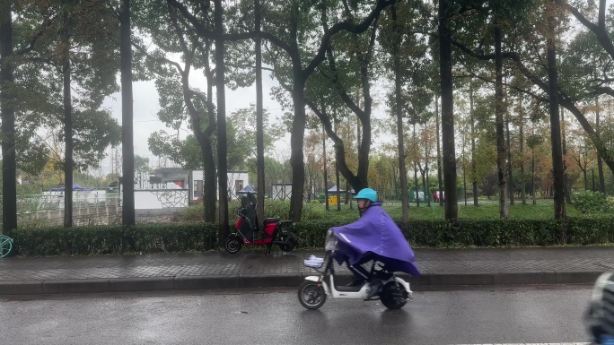 4K原创 阴雨天披着雨衣 骑着电瓶车