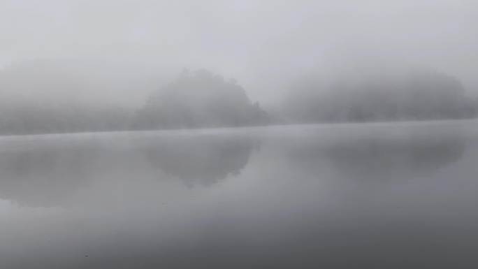 江面起雾湖水面雾气水蒸气河流意境起雾湖面