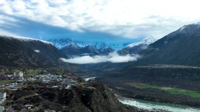 西藏林芝雅鲁藏布大峡谷和南迦巴瓦航拍风光