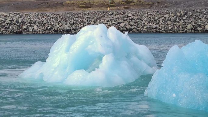 冰川河水中的冰川，特写。全球变暖概念