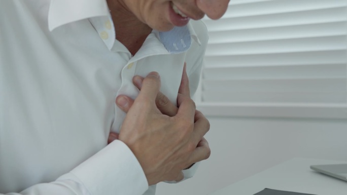 手握胸脯有心脏病发作的症状，亚洲人工作辛苦有胸痛引起的心脏病，漏、扩张、冠状动脉增大，压在胸口上有疼