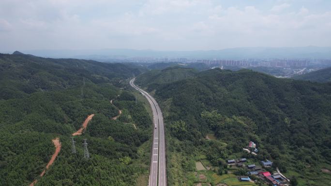 大山中的高速公路交通航拍