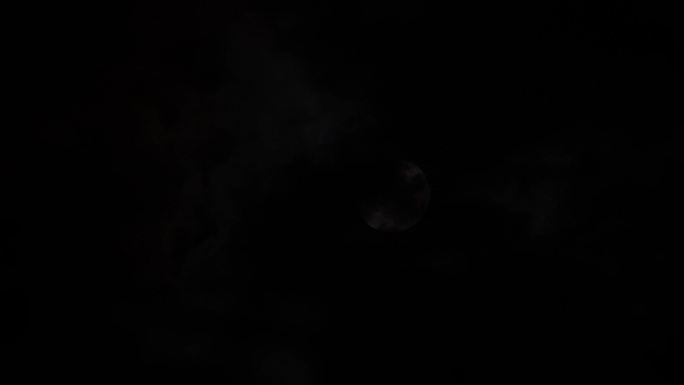 空镜转场夜间月亮穿过云层
