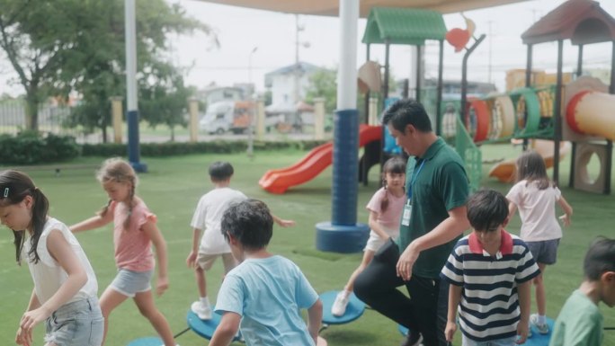 幼儿园的活动时间:孩子们和老师一起享受运动。