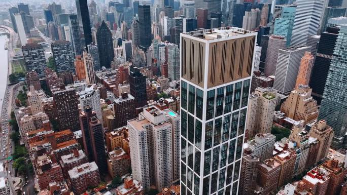 华丽的摩天大楼俯瞰着城市全景。从山顶俯瞰纽约白天的壮丽景色。