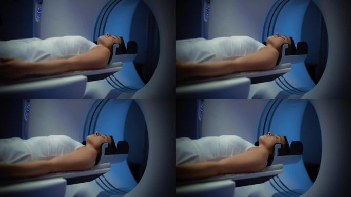 女人躺在床上的CT或PET或MRI机器，接受脑部扫描程序的肖像。技术先进，功能齐全的医疗设备，洁净的