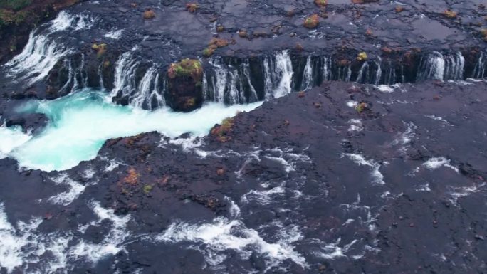 航拍:布拉福斯瀑布(Brúarfoss)从冰岛南部的黄金圈倾泻而下的瀑布的侧面，风景如画，美丽的蓝色