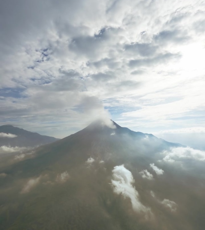 垂直视频。喷发火山柱烟活火山峰火山口灾害