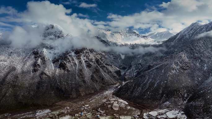 西藏林芝波密县多吉乡的雪山