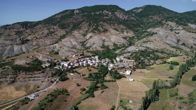 土耳其锡瓦斯省一个名为Çatpınar的村庄的无人机镜头
