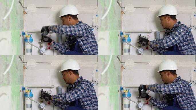 印度水管工在新公寓安装或更换水过滤器。更换水过滤器