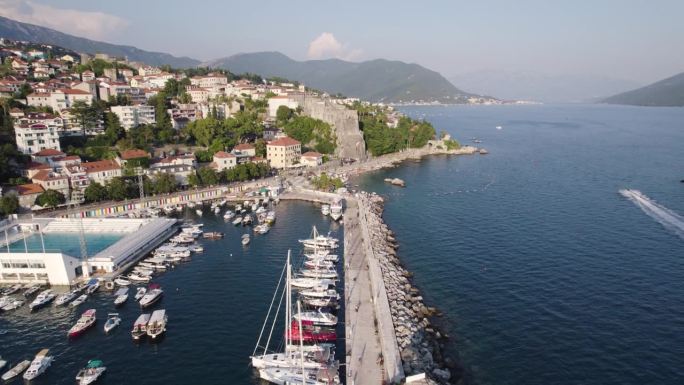 航拍:Jadran泳池景观，Škver港口，Herceg Novi，黑山。停泊的船
