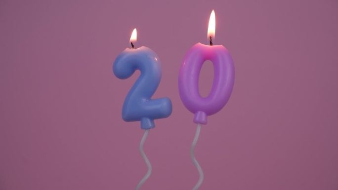 气球形状的生日蜡烛，粉红色的背景，20号