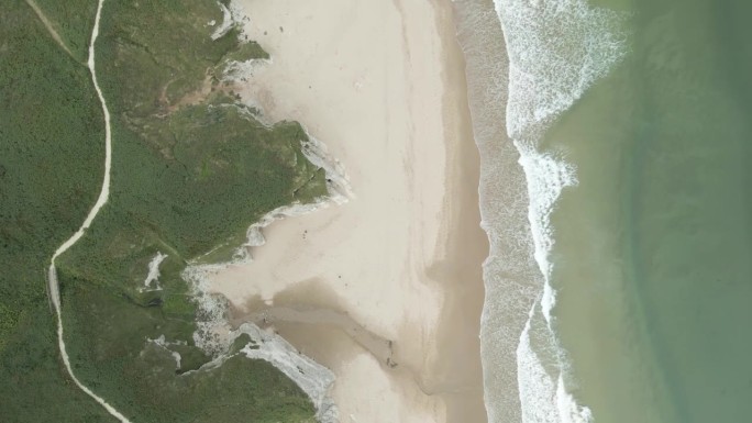 空中俯瞰，在北爱尔兰波特拉什镇附近的桑迪怀特罗克斯海滩。
