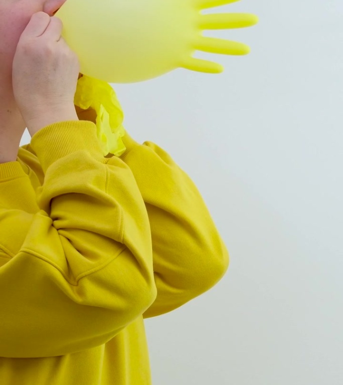 一个穿明黄色衣服的女人把手套撑起来寓言欺骗的骗子清洁的清洁的医生笑话文字的地方一个女人的手拿着一只膨