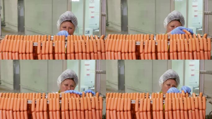 一名妇女在冷藏仓库的架子上整理加工过的香肠