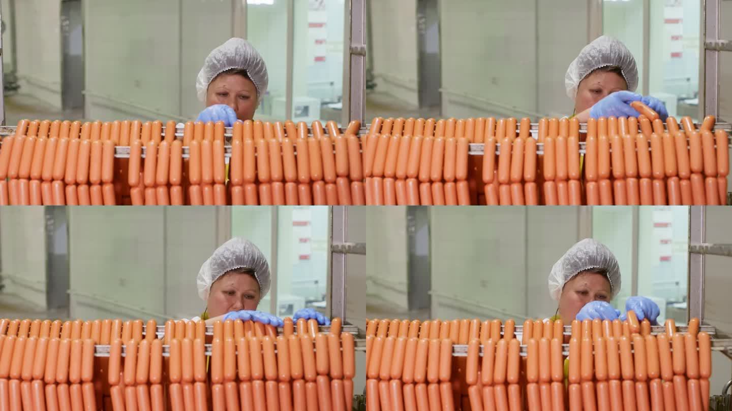 一名妇女在冷藏仓库的架子上整理加工过的香肠