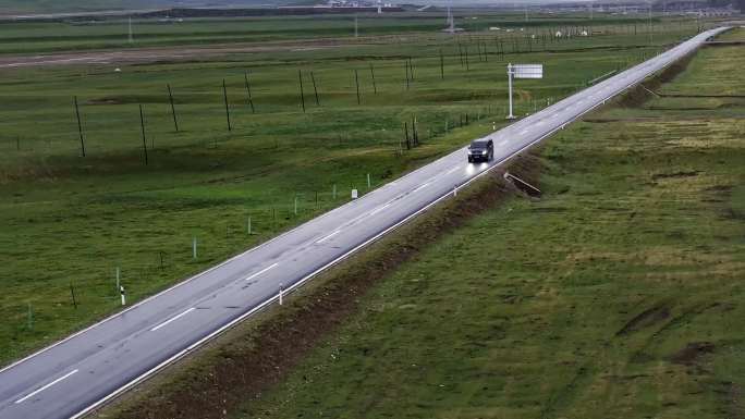 乡村公路傍晚汽车行驶 张掖扁都口自驾游