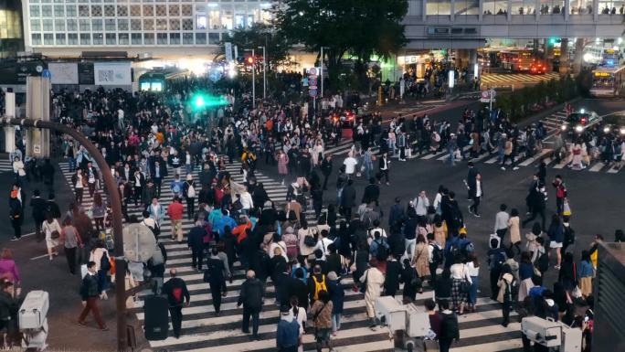 晚上在涩谷十字路口行走的人们