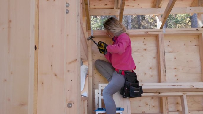 女建筑工人从零开始建造家园